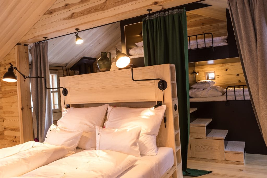 Die Betten sind aus Holz