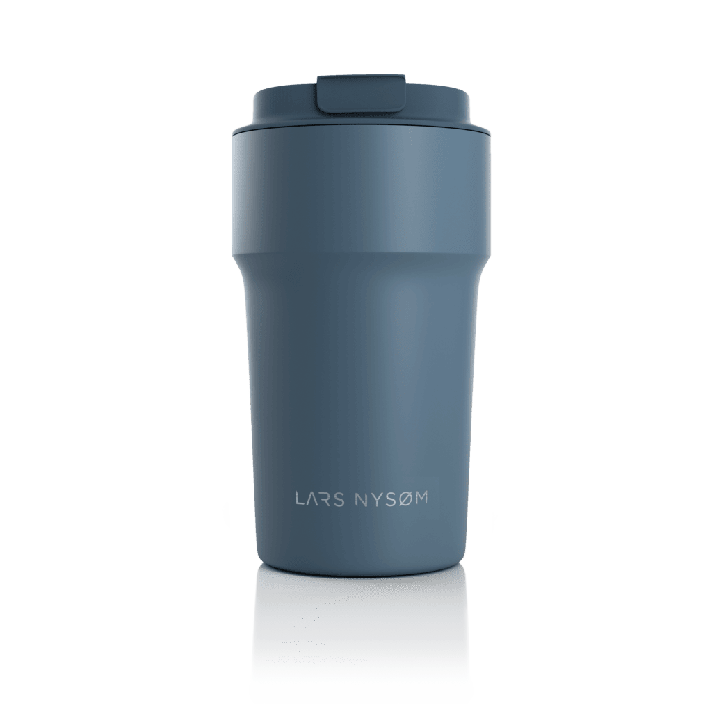 https://www.thestylemate.com/wp-content/uploads//LARS-NYSOM_Travel-Mug_BEVAEGELSE_Bluestone_500ml_27EUR-1024x1024.png