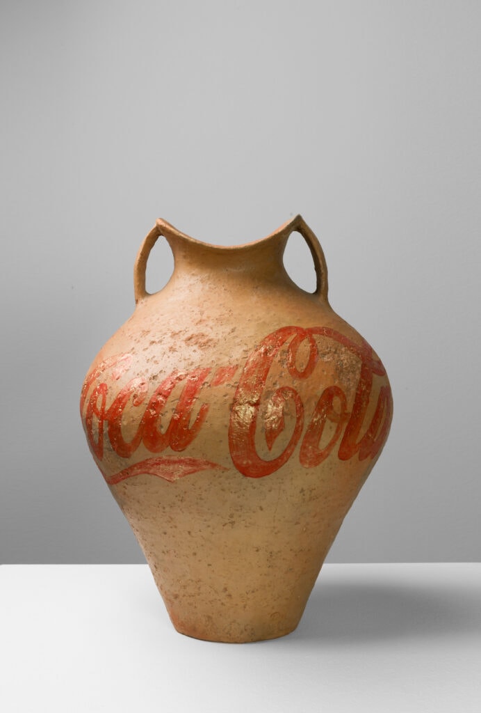 Ai Weiwei
Neolithic Vase with Coca-Cola Logo, 1994
Tongefäß, , Industriefarbe
Privatsammlung
Foto: Albertina, Wien / Lisa Rastl & Reiner Riedler © 2022 Ai Weiwei