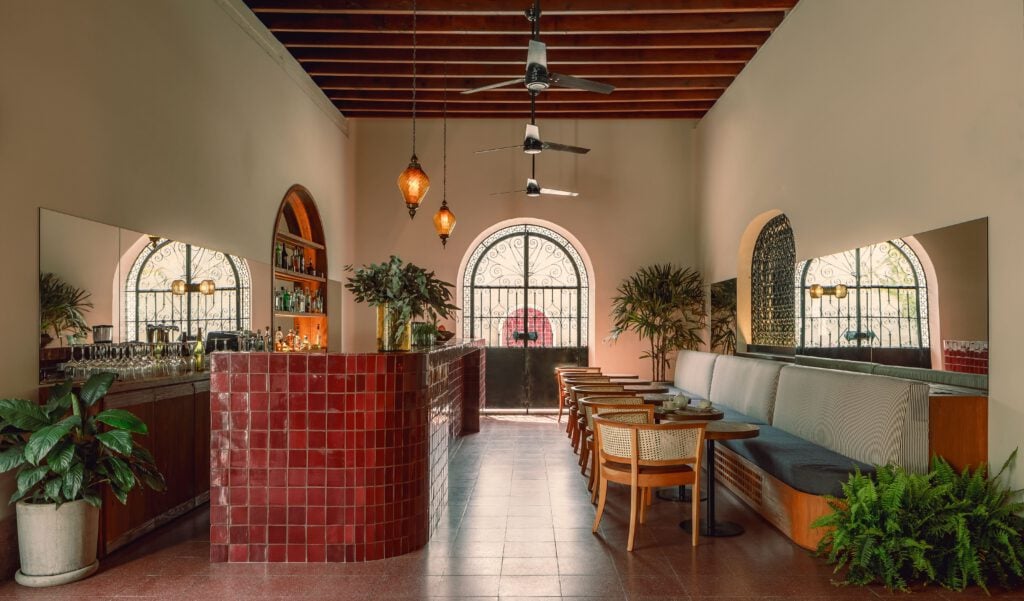 Café, Baja Club Hotel