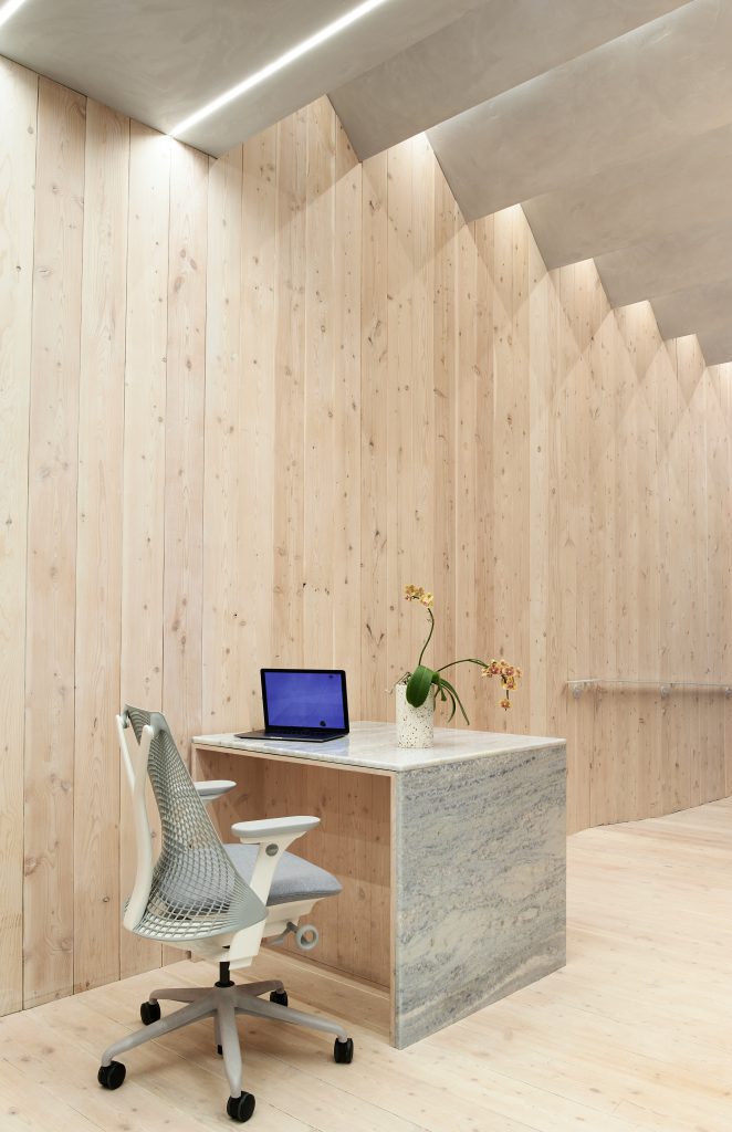 Light wood dominates in the offices