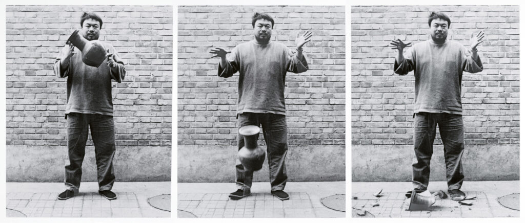 Ai Weiwei
Dropping a Han Dynasty Urn, 1995
Schwarz-weiß Fotografien (Triptychon)
Privatsammlung
Foto: Courtesy Ai Weiwei Studio © 2022 Ai Weiwei