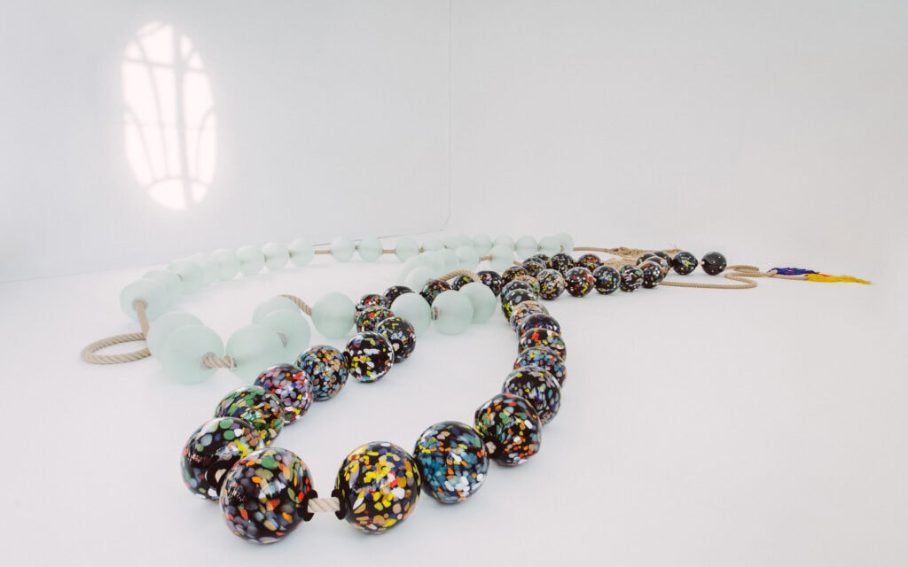 Michela Ghisetti
UNUS MUNDUS, 2019
Two chains made of glass beads
© Michela Ghisetti
Photo © Karin Hackl

